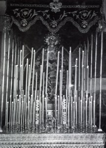 La Virgen de los Gitanos bajo el palio estrenado en 1919.