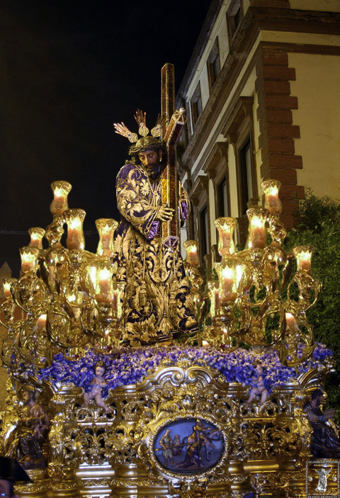 Fotomontaje del Nazareno de Triana con su antigua túnica bordada y candelabros en su paso.