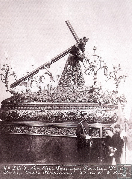 El Nazareno sobre el paso de 1846 y la túnica bordada de las flores de Pasión.