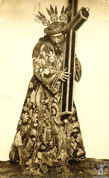 Impresionante estampa de Ntrº. P. Jesús Nazareno vistiendo la túnica de las hermanas Antúnez.