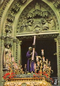 El Nazareno de Triana sobre su antiguo paso con candelabros.