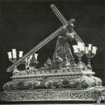Foto 1: Paso de 1846 con los primitivos candelabros y respiraderos. El Señor viste la túnica bordada de las flores de Pasión.