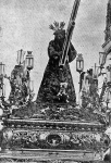El Nazareno de Triana en su paso con candelabros y ángeles portando faroles y vistiendo la túnica de 1891.