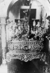 Jesús Nazareno ya con la túnica romántica de las Antúnez, ángeles ceroferarios y los nuevos respiraderos de 1899 obra de Fernando Salas.