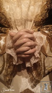 Detalle de las manos entrelazadas de la dolorosa