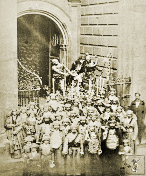 Paso de la Puente del Cedrón en el atrio de la iglesia de San Juan hacia 1870. (Foto: Archivo Histórico Hermandad de la Puente)