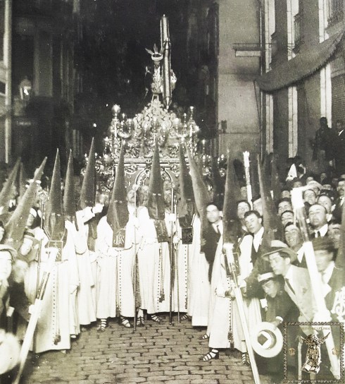 Madrugada del Viernes Santo 14 de abril de 1922. La comitiva del Dulce Nombre de Jesús Nazareno del Paso detenida ante la sede de La Unión Mercantil.