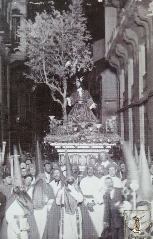 Paso de Jesús orando en el Huerto detenido ante la sede de La Unión Mercantil el Lunes Santo 10 de abril de 1922. (Foto: Sánchez)